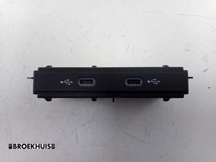 Używane Modul USB Volkswagen ID.3 (E11/E12) 45 kWh Cena € 20,00 Procedura marży oferowane przez Autobedrijf Broekhuis B.V.