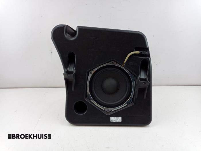 Używane Subwoofer Tesla Model S P85 Cena € 200,00 Procedura marży oferowane przez Autobedrijf Broekhuis B.V.