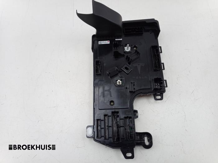 Używane Sterownik Body Control Tesla Model 3 Long Range AWD 75 kWh Cena € 125,00 Procedura marży oferowane przez Autobedrijf Broekhuis B.V.