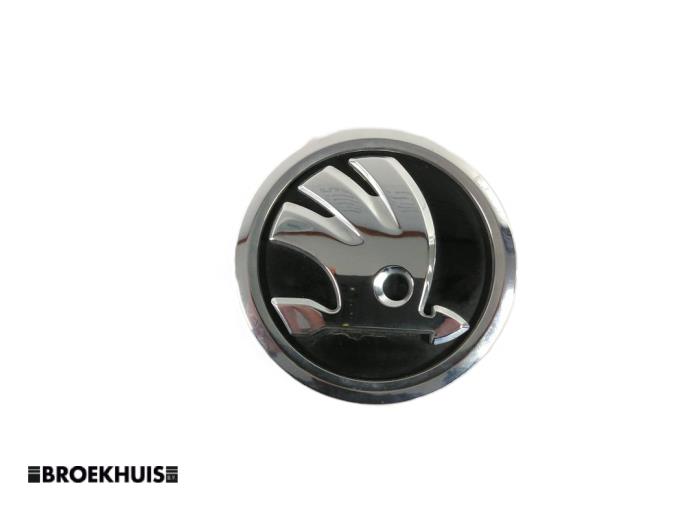 Używane Emblemat Skoda Octavia Combi (5EAC) 1.5 TSI Evo 16V Cena € 10,00 Procedura marży oferowane przez Autobedrijf Broekhuis B.V.