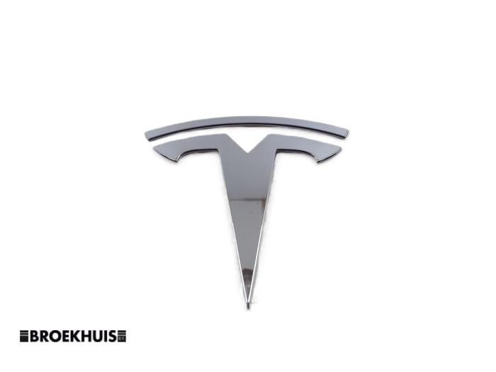 Używane Emblemat Tesla Model 3 Standard RWD Plus 60 kWh Cena € 25,00 Procedura marży oferowane przez Autobedrijf Broekhuis B.V.