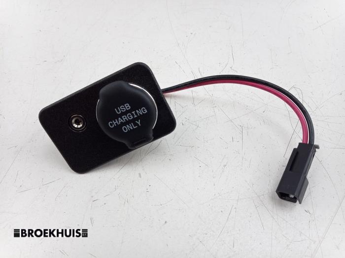 Używane Zlacze AUX/USB Ford Transit Courier 1.5 TDCi 75 Cena € 12,10 Z VAT oferowane przez Autobedrijf Broekhuis B.V.