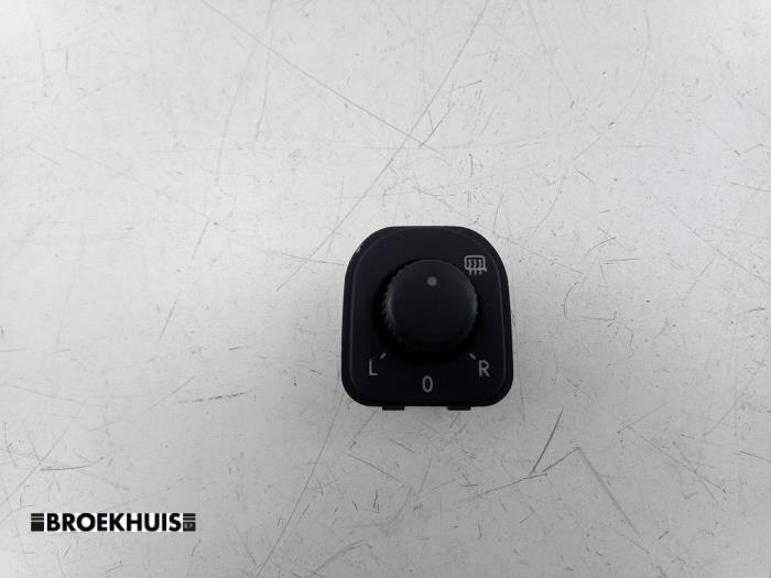 Używane Przelacznik lusterka Volkswagen Golf Plus (5M1/1KP) 1.4 TSI 122 16V Cena € 10,00 Procedura marży oferowane przez Autobedrijf Broekhuis B.V.