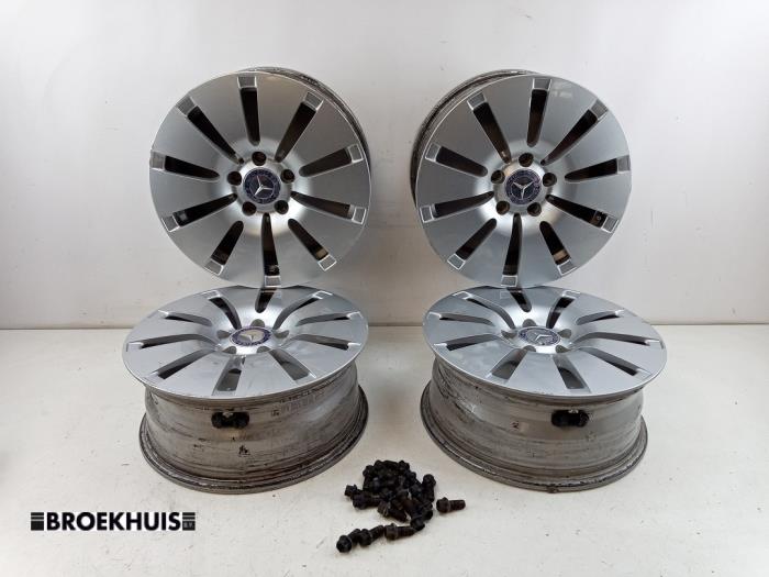 Begagnade Sporthjulsuppsättning Mercedes B (W246/W242) B-250 e Pris € 150,00 Marginaltabell erbjuds av Autobedrijf Broekhuis B.V.