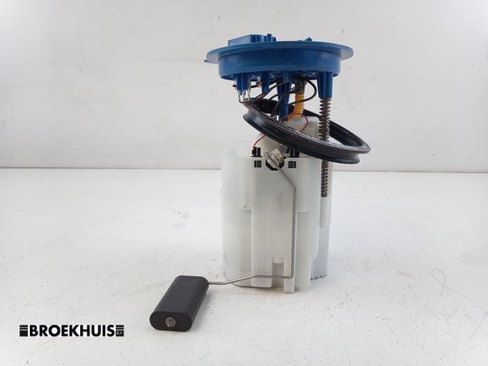 Usagé Pompe à carburant Skoda Fabia III Combi (NJ5) 1.0 TSI 12V Prix € 35,00 Règlement à la marge proposé par Autobedrijf Broekhuis B.V.