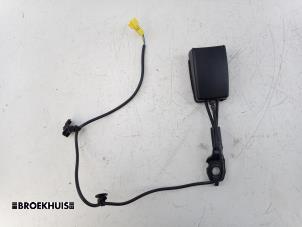 Begagnade Främre bältesspänne, vänster Mercedes C (W205) C-300de 2.0 Turbo 16V Pris € 40,00 Marginaltabell erbjuds av Autobedrijf Broekhuis B.V.