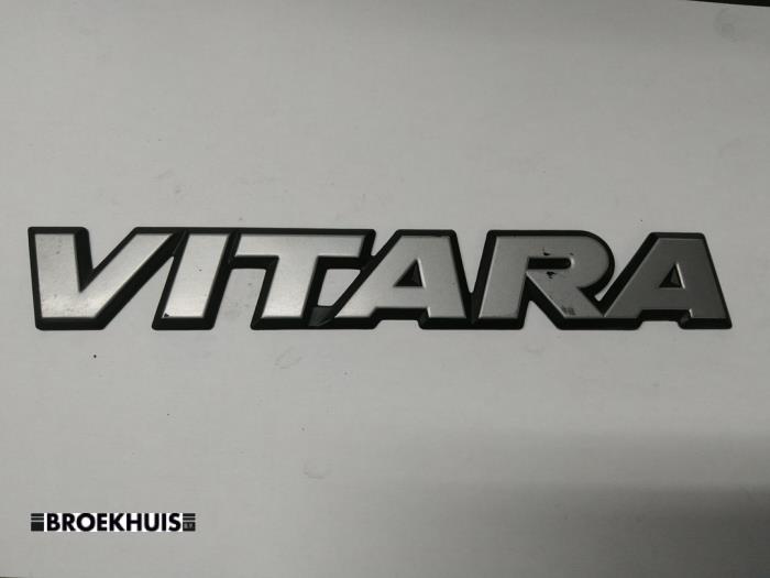 Używane Emblemat Suzuki Vitara (ET/FT/TA) Cena € 10,00 Procedura marży oferowane przez Autobedrijf Broekhuis B.V.