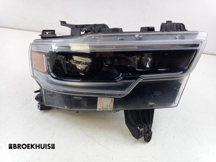 Używane Reflektor prawy Dodge 1500 Crew Cab (DS) 5.7 Hemi V8 4x4 Cena € 1.996,50 Z VAT oferowane przez Autobedrijf Broekhuis B.V.