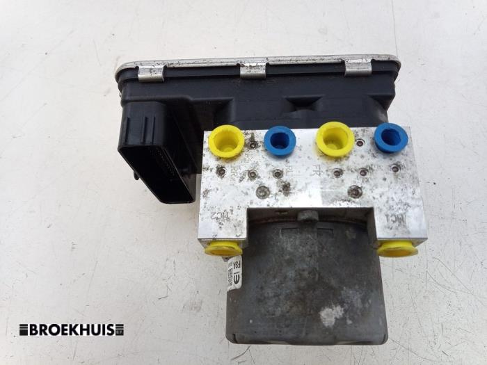 ABS-pump från en RAM 1500 Crew Cab (DS) 5.7 Hemi V8 4x4 2021