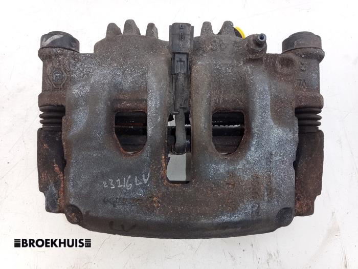 Begagnade Främre bromsok, vänster Renault Master III (EV/HV/UV/VA/VB/VD/VF/VG/VJ) 2.3 dCi 145 16V FWD Pris € 42,35 Inklusive moms erbjuds av Autobedrijf Broekhuis B.V.