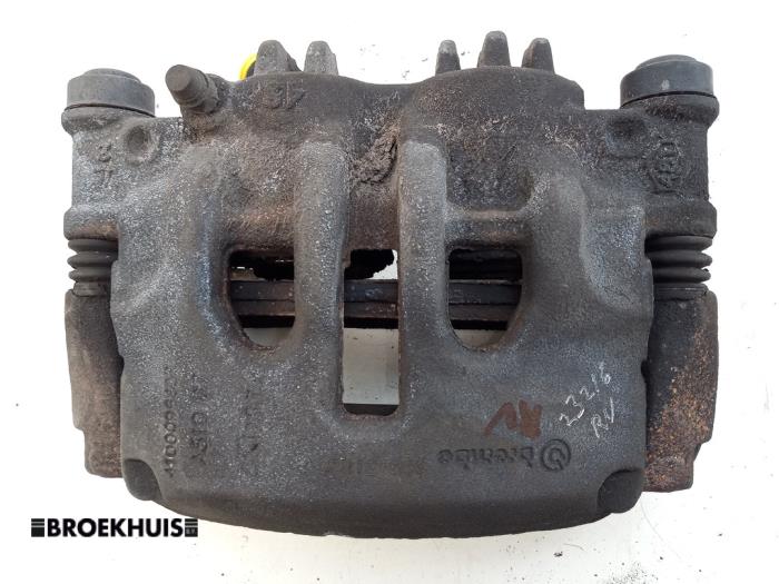 Begagnade Främre bromsok, höger Renault Master III (EV/HV/UV/VA/VB/VD/VF/VG/VJ) 2.3 dCi 145 16V FWD Pris € 42,35 Inklusive moms erbjuds av Autobedrijf Broekhuis B.V.