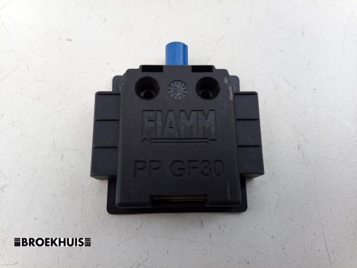 Używane Antena GPS Peugeot Partner (EA//EF/EN/EU) 1.6 BlueHDi 100 Cena € 24,20 Z VAT oferowane przez Autobedrijf Broekhuis B.V.