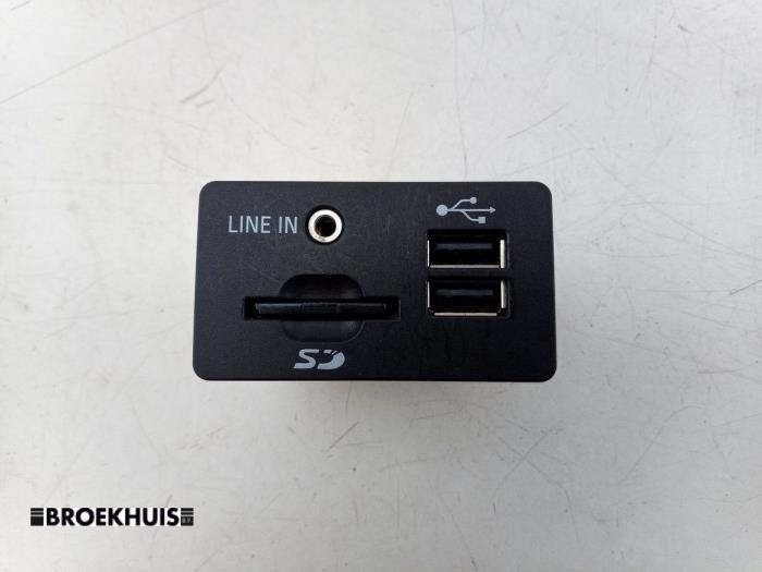 Używane Zlacze AUX/USB Ford C-Max (DXA) 1.0 Ti-VCT EcoBoost 12V 125 Cena € 40,00 Procedura marży oferowane przez Autobedrijf Broekhuis B.V.