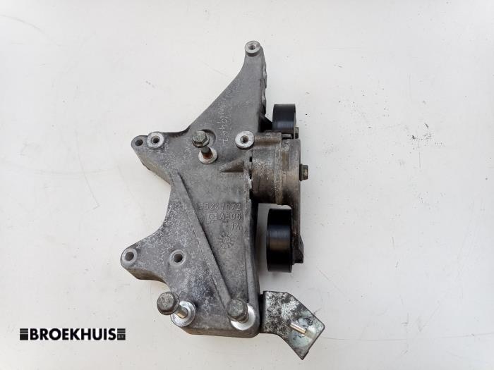 Usagé Support dynamo bas Alfa Romeo MiTo (955) 0.9 TwinAir Prix € 35,00 Règlement à la marge proposé par Autobedrijf Broekhuis B.V.