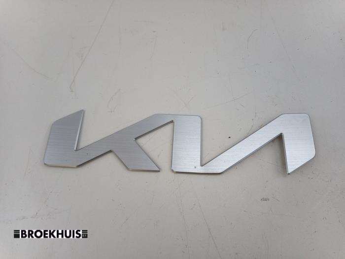 Używane Emblemat Kia Niro II (SG2) e-Niro 64.8 kWh Cena € 20,00 Procedura marży oferowane przez Autobedrijf Broekhuis B.V.