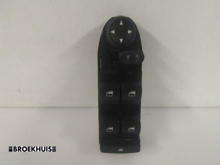 Usados Interruptor de ventanilla eléctrica BMW 3 serie (E90) 318i 16V Precio € 20,00 Norma de margen ofrecido por Autobedrijf Broekhuis B.V.