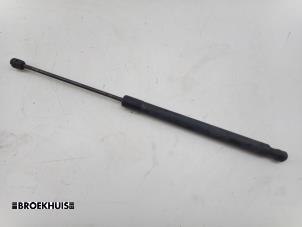 Begagnade Gasfjäder, höger bak Mercedes B (W245) 2.0 B-180 CDI 16V Pris € 15,00 Marginaltabell erbjuds av Autobedrijf Broekhuis B.V.