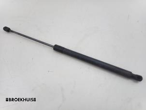 Begagnade Gasfjäder, vänster bak Mercedes B (W245) 2.0 B-180 CDI 16V Pris € 15,00 Marginaltabell erbjuds av Autobedrijf Broekhuis B.V.