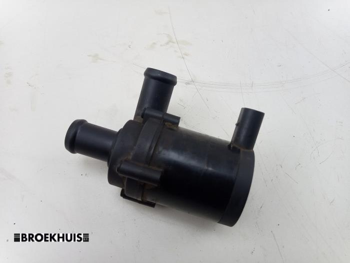 Begagnade Extra vattenpump Volkswagen Polo V (6R) 1.2 TSI Pris € 15,00 Marginaltabell erbjuds av Autobedrijf Broekhuis B.V.