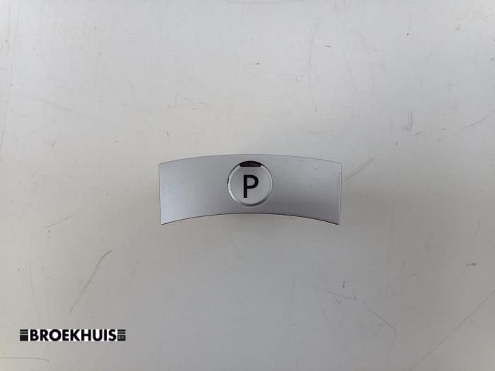Gebrauchte Handbremse Schalter Mitsubishi Outlander (GF/GG) 2.0 16V PHEV 4x4 Preis € 25,00 Margenregelung angeboten von Autobedrijf Broekhuis B.V.