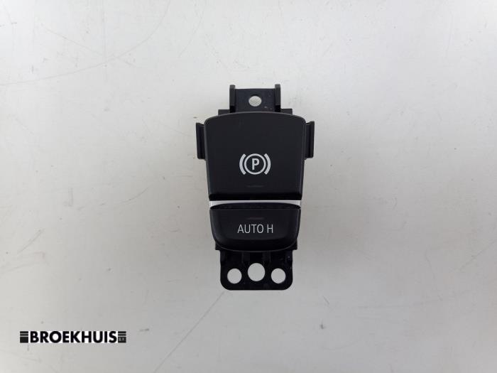 Gebrauchte Handbremse Schalter BMW 5 serie (G30) 540i 3.0 TwinPower Turbo 24V Preis € 25,00 Margenregelung angeboten von Autobedrijf Broekhuis B.V.