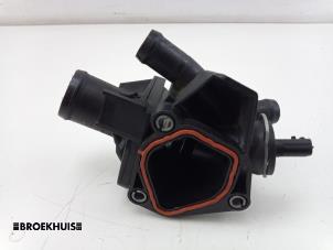 Thermostatgehäuse van een Renault Master III (EV/HV/UV/VA/VB/VD/VF/VG/VJ) 2.3 dCi 145 16V FWD 2024