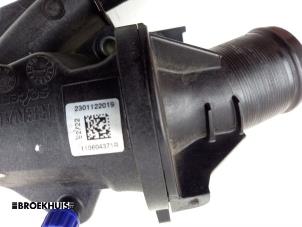 Thermostatgehäuse van een Renault Master III (EV/HV/UV/VA/VB/VD/VF/VG/VJ) 2.3 dCi 145 16V FWD 2024