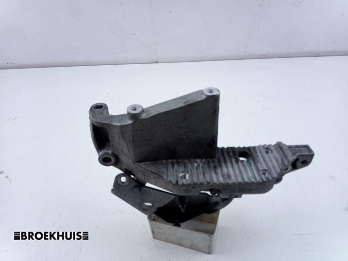 Begagnade Motorfäste Renault Master III (EV/HV/UV/VA/VB/VD/VF/VG/VJ) 2.3 dCi 145 16V FWD Pris € 30,25 Inklusive moms erbjuds av Autobedrijf Broekhuis B.V.