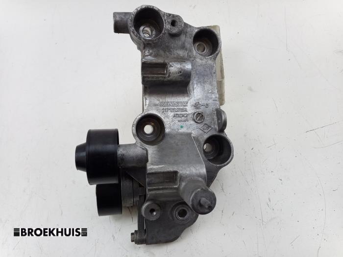 Usagé Support dynamo bas Renault Master III (EV/HV/UV/VA/VB/VD/VF/VG/VJ) 2.3 dCi 145 16V FWD Prix € 57,48 Prix TTC proposé par Autobedrijf Broekhuis B.V.