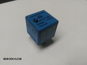 Begagnade Relä Opel Vivaro 1.6 CDTI 90 Pris € 12,10 Inklusive moms erbjuds av Autobedrijf Broekhuis B.V.