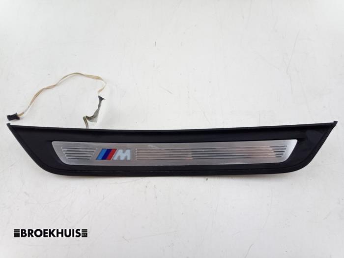 Begagnade Innerbelysning BMW 5 serie (G30) 540i 3.0 TwinPower Turbo 24V Pris € 50,00 Marginaltabell erbjuds av Autobedrijf Broekhuis B.V.