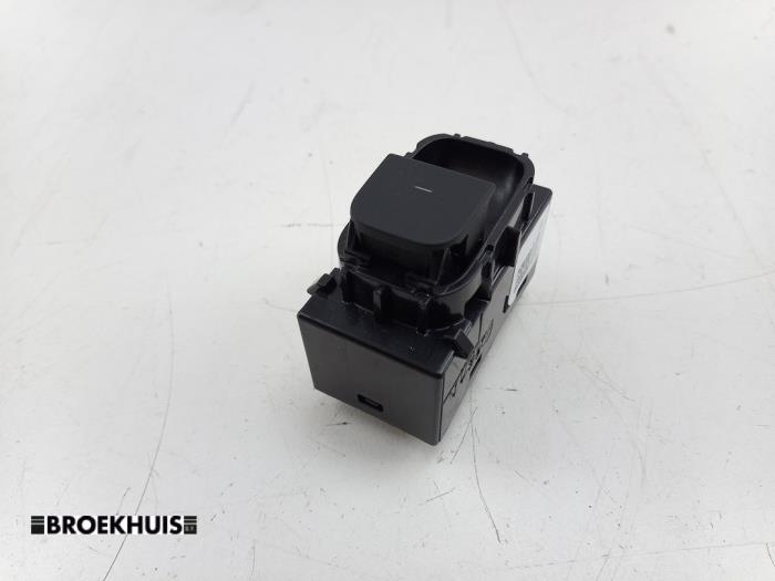 Usados Interruptor de ventanilla eléctrica Tesla Model Y (5YJY) RWD Precio € 15,00 Norma de margen ofrecido por Autobedrijf Broekhuis B.V.