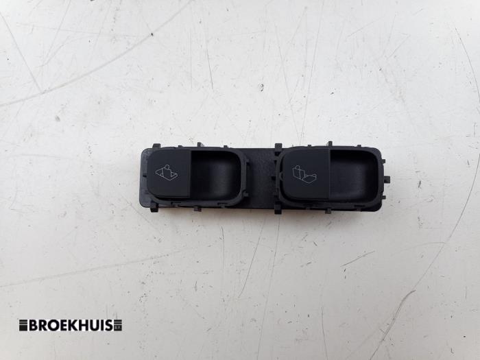 Używane Przelacznik Tesla Model Y (5YJY) RWD Cena € 50,00 Procedura marży oferowane przez Autobedrijf Broekhuis B.V.