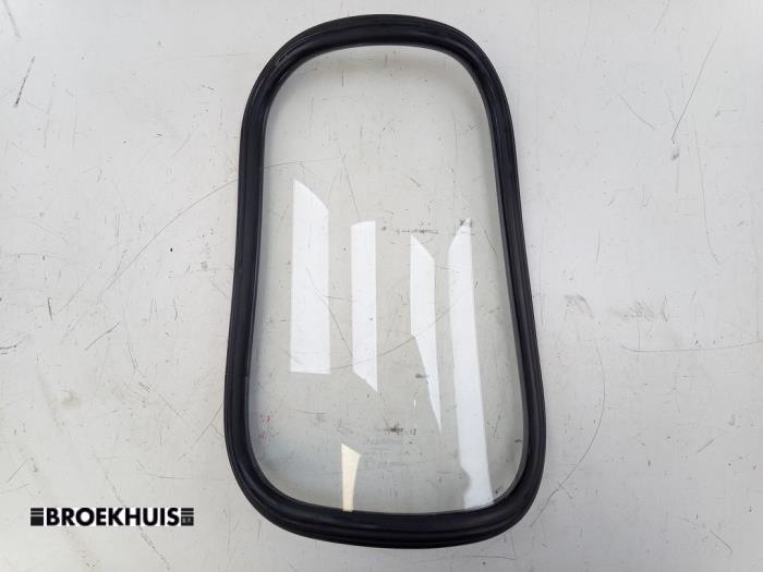 Usados Ventanilla triangular derecha detrás Landrover Defender I 2.2 TD4 16V Precio € 40,00 Norma de margen ofrecido por Autobedrijf Broekhuis B.V.
