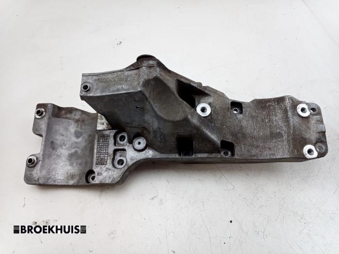 Usagé Support dynamo bas Landrover Defender I 2.2 TD4 16V Prix € 50,00 Règlement à la marge proposé par Autobedrijf Broekhuis B.V.