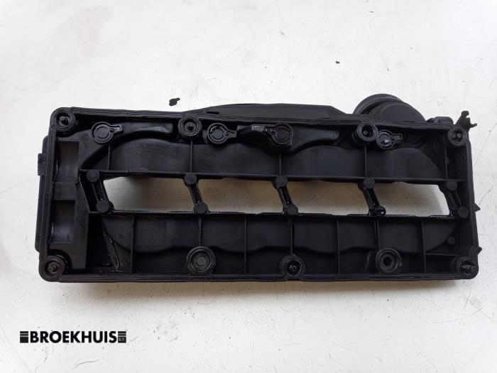 Ventildeckel van een Audi A4 Avant (B8) 2.0 TDI 16V 2010