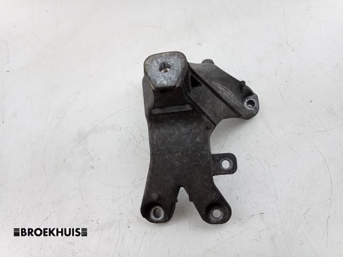 Engine mount from a Audi A4 Avant (B8) 2.0 TDI 16V 2010