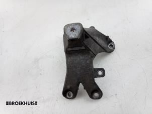 Engine mount from a Audi A4 Avant (B8) 2.0 TDI 16V 2010