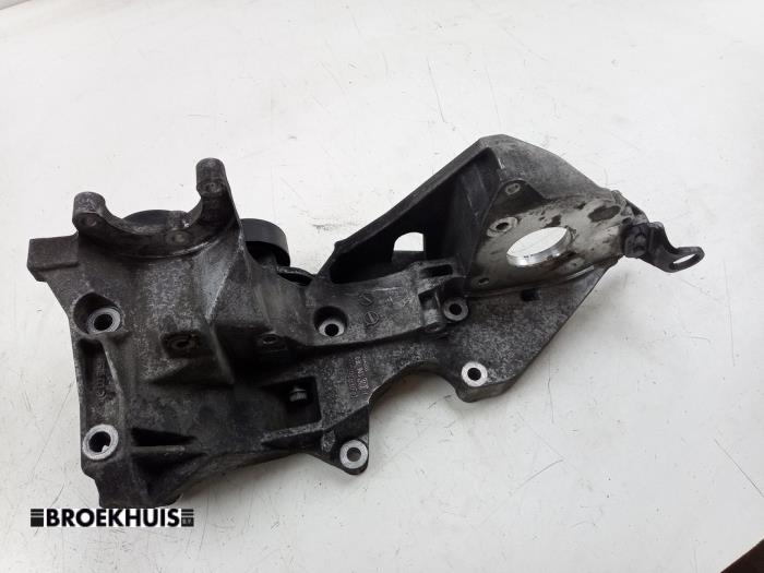 Usagé Support dynamo bas Audi A4 Avant (B8) 2.0 TDI 16V Prix € 30,00 Règlement à la marge proposé par Autobedrijf Broekhuis B.V.