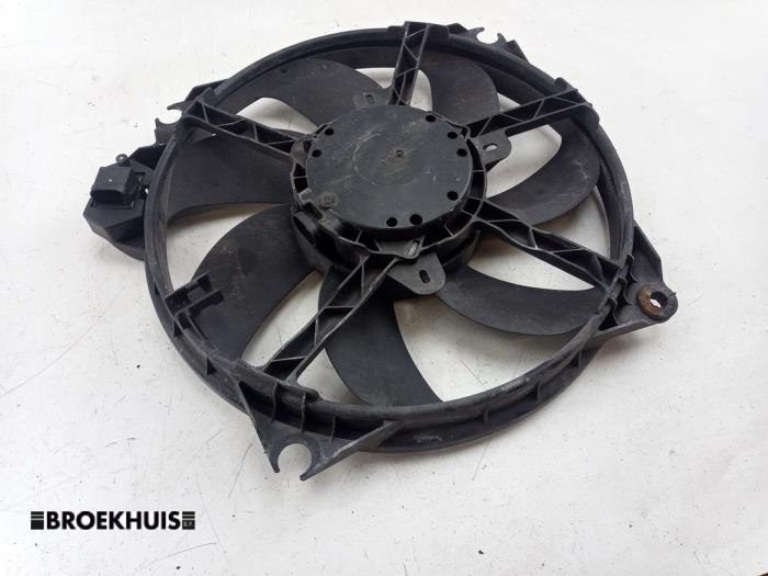 Używane Silnik wentylatora Renault Megane III Grandtour (KZ) 1.5 dCi 110 Cena € 40,00 Procedura marży oferowane przez Autobedrijf Broekhuis B.V.