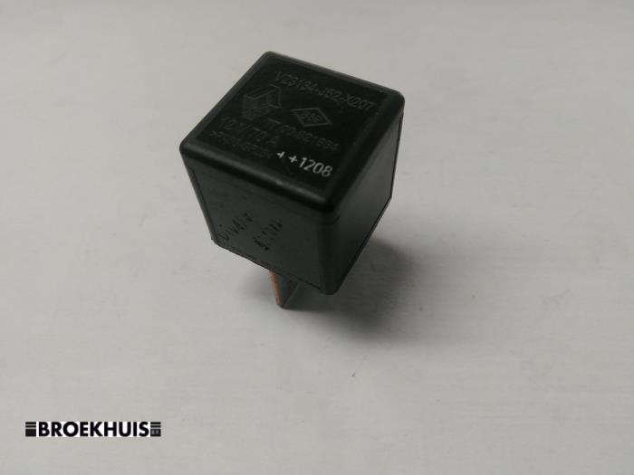 Begagnade Relä Opel Vivaro Pris € 12,10 Inklusive moms erbjuds av Autobedrijf Broekhuis B.V.