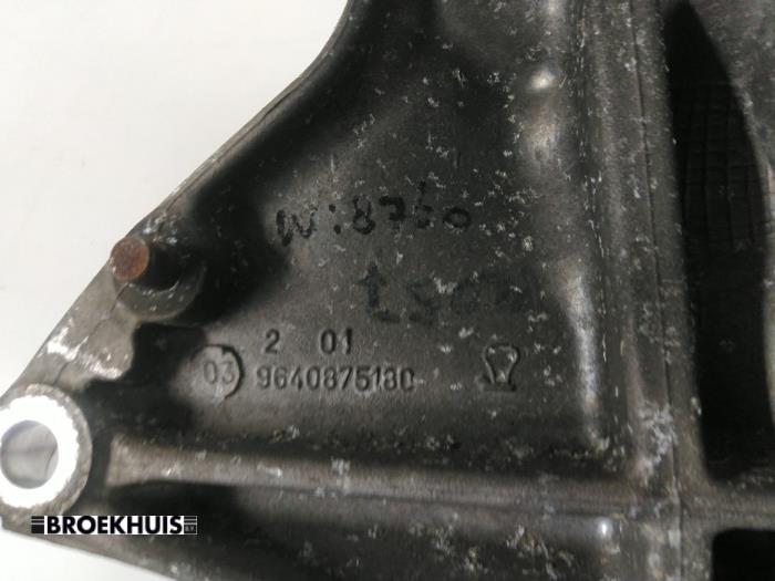 Engine mount from a Peugeot 307 Break (3E) 2.0 HDi 90 2004