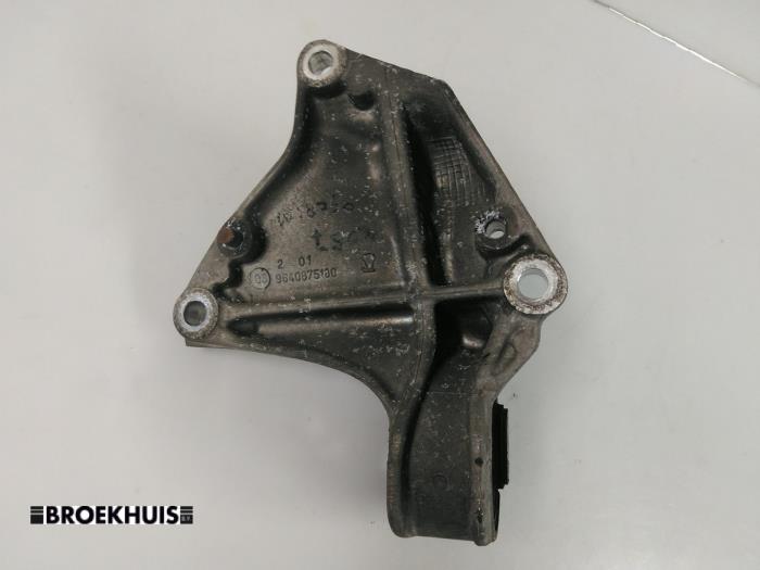 Engine mount from a Peugeot 307 Break (3E) 2.0 HDi 90 2004