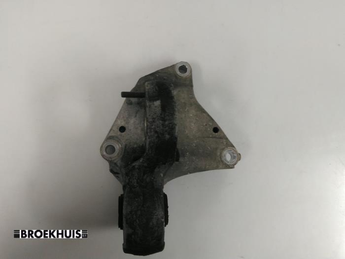 Engine mount from a Peugeot 307 Break (3E) 2.0 HDi 90 2004