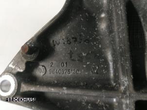 Engine mount from a Peugeot 307 Break (3E) 2.0 HDi 90 2004