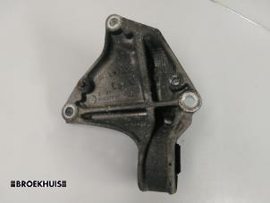 Engine mount from a Peugeot 307 Break (3E) 2.0 HDi 90 2004