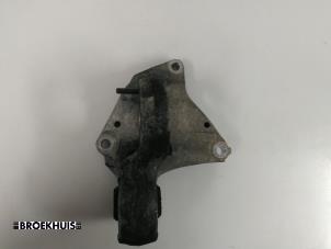 Engine mount from a Peugeot 307 Break (3E) 2.0 HDi 90 2004
