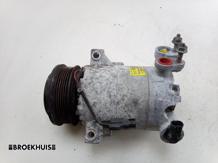 Usagé Compresseur de clim Ford Focus 3 Wagon 1.0 Ti-VCT EcoBoost 12V 125 Prix € 125,00 Règlement à la marge proposé par Autobedrijf Broekhuis B.V.