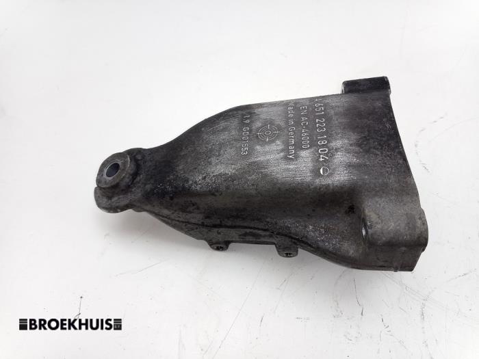 Used Engine mount Mercedes Sprinter 3,5t (907.6/910.6) 311 CDI 2.1 D RWD Price € 24,20 Inclusive VAT offered by Autobedrijf Broekhuis B.V.