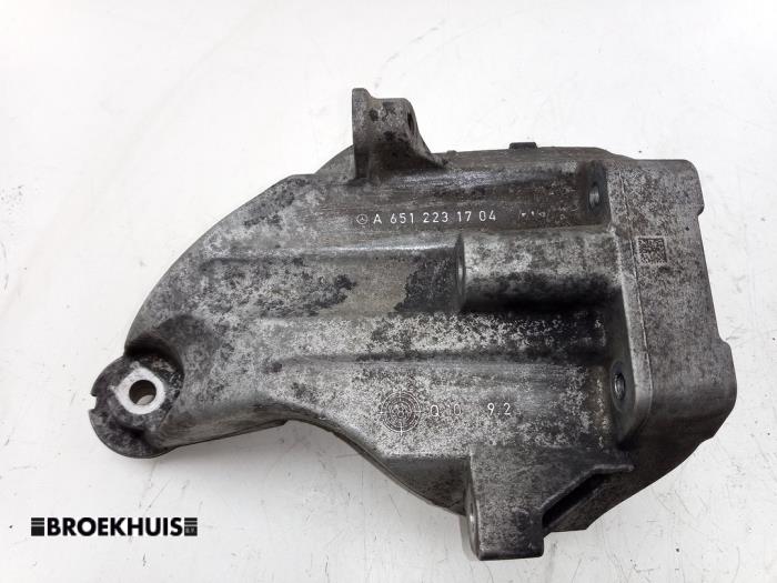 Used Engine mount Mercedes Sprinter 3,5t (907.6/910.6) 311 CDI 2.1 D RWD Price € 24,20 Inclusive VAT offered by Autobedrijf Broekhuis B.V.
